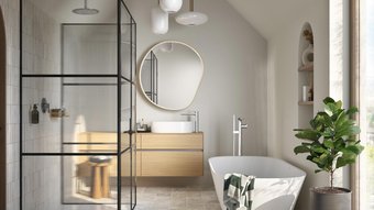 Ein modernes Badezimmer mit einer eleganten Badewanne, einem Holzwaschtisch und einer großen, runden Spiegelfläche.