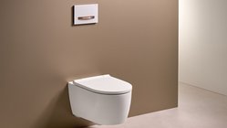 Die Toilette ist in einem hellen Raum platziert, mit einem schlichten Spülkasten über ihr, der einen modernen Look vermittelt.
