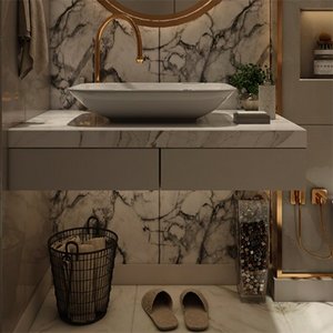 Ein elegantes Badezimmer mit einem modernen Waschbecken, umgeben von marmorierten Wänden und goldenen Armaturen.
