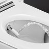 Ein modernes Bidet mit einem Wasserstrahl, der aus der Düse in die Toilettenschüssel spritzt, auf einem weißen Hintergrund.