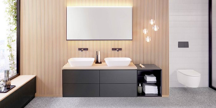 Das Badezimmer zeigt eine stilvolle Kombination aus Holz und modernen Elementen, mit einem großen Spiegel über den Waschbecken.