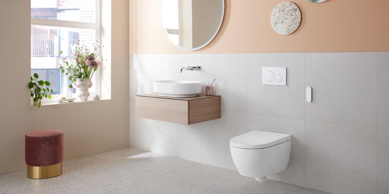 Helle, minimalistische Badezimmergestaltung mit einer großen Fensterbank, die mit Blumen und Pflanzen dekoriert ist.