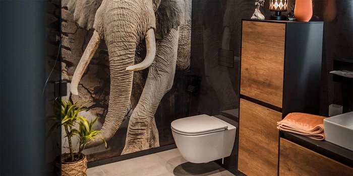 Ein modernes Badezimmer mit einem stilvollen WC und einer beeindruckenden Elefantenwandgestaltung im Hintergrund.