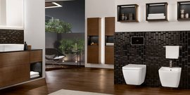 Ein modernes Badezimmer mit eleganten Holzregalen und einer stilvollen, dunklen Fliesenwand, die eine entspannende Atmosphäre schafft.