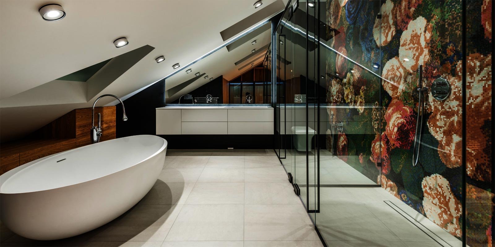 Ein modernes Badezimmer mit einer freistehenden Badewanne und einer eleganten Duschkabine, umgeben von stilvollen Fliesen.